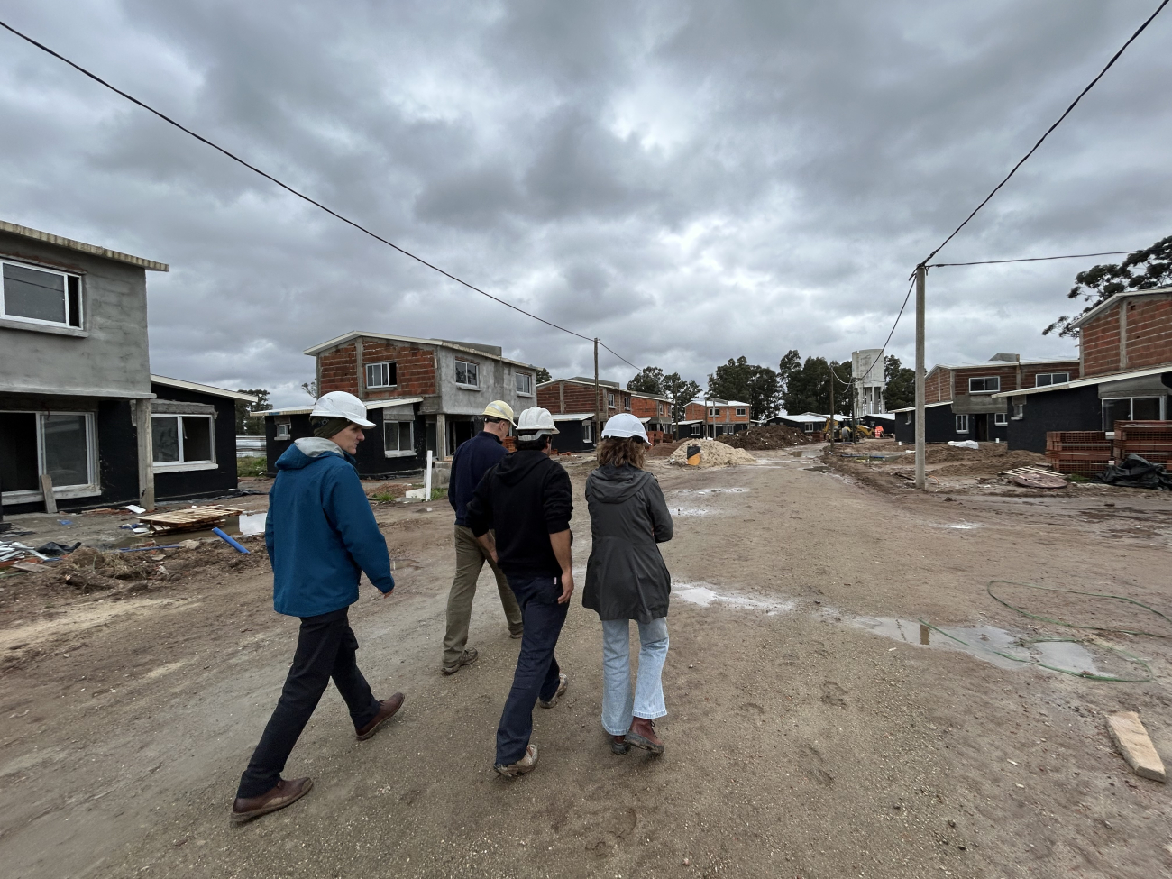 Integrantes de CND en recorrida a obra
