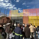 Fachada de la UTU con personas ingresando a conocerla