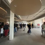 Interior de la UTU con personas recorriéndola