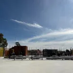 Patio exterior de la UTU con bancos y mesas