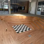 Piso interior de la UTU con escaleras concéntricas y tablero de ajedrez en el centro sobre el piso