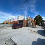 Exterior de la UTU en construcción, con estacionamiento