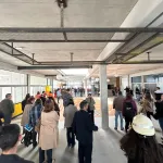 Personas recorriendo el interior de la UTU en obra