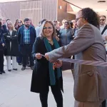 Corte de cinta por el rector de Udelar, Dr. Héctor Cancela