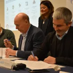 CND y ANEP firmaron un contrato que comprende la ampliación de una PPP vinculada a 22 centros y la estructuración de una nueva iniciativa con una cartera preliminar de otros 28, profundizando el trabajo conjunto para el desarrollo de infraestructura educativa.