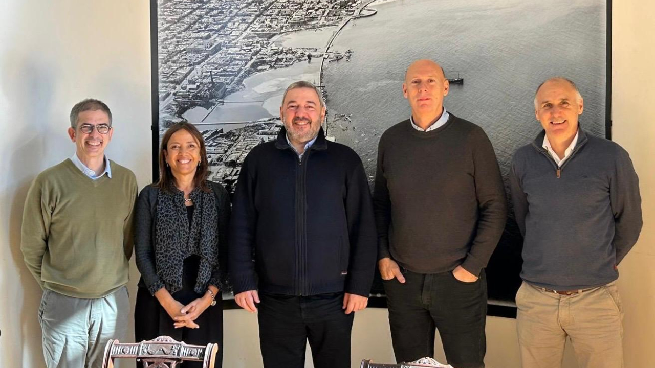 Autoridades de CND junto a Mario Bergara y Laura Tabárez