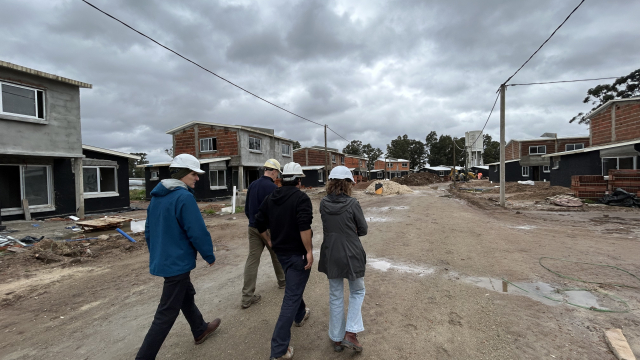 Integrantes de CND en recorrida a obra