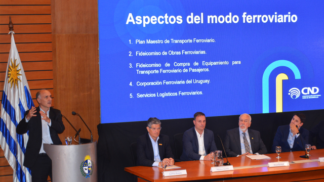El vicepresidente Pablo Gutiérrez detalló el rol de la institución en distintos componentes del sector. Comenzó explicando el rol de CND en el Plan Maestro de Transporte Ferroviario. Así mismo adelantó que CND está trabajando en la estructuración de un fideicomiso de obras y otro de adquisición de equipamiento para transporte de pasajeros.  Por último, recordó el rol clave de CND en el sector ferroviario a través de su empresa Corporación Ferroviaria del Uruguay y la participación junto con AFE en la empres